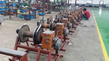 El aparejo de taladro eléctrico parte el torno a diesel del cable metálico de la perforación de base